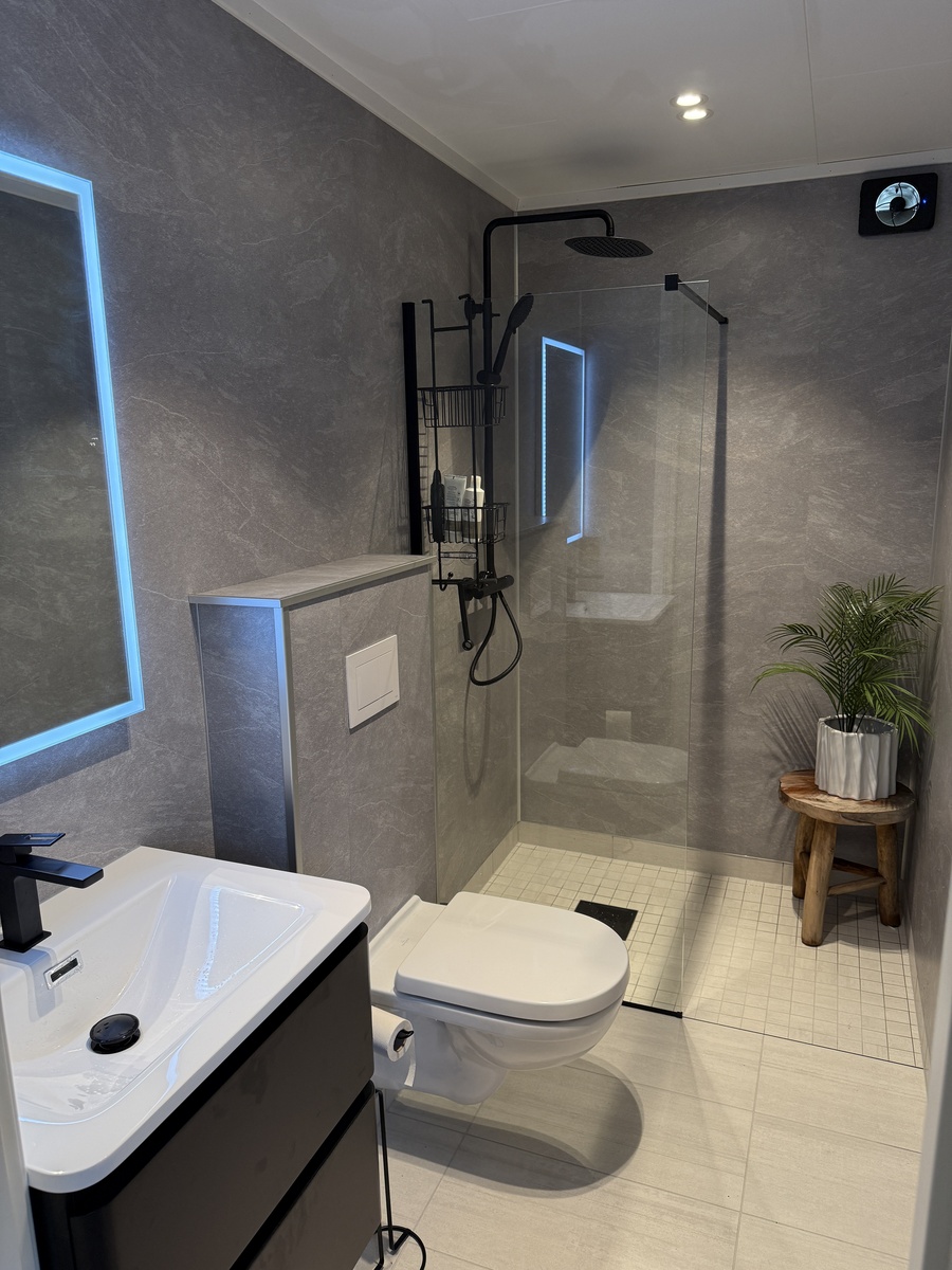 Bad nummer to med dusj og toalett