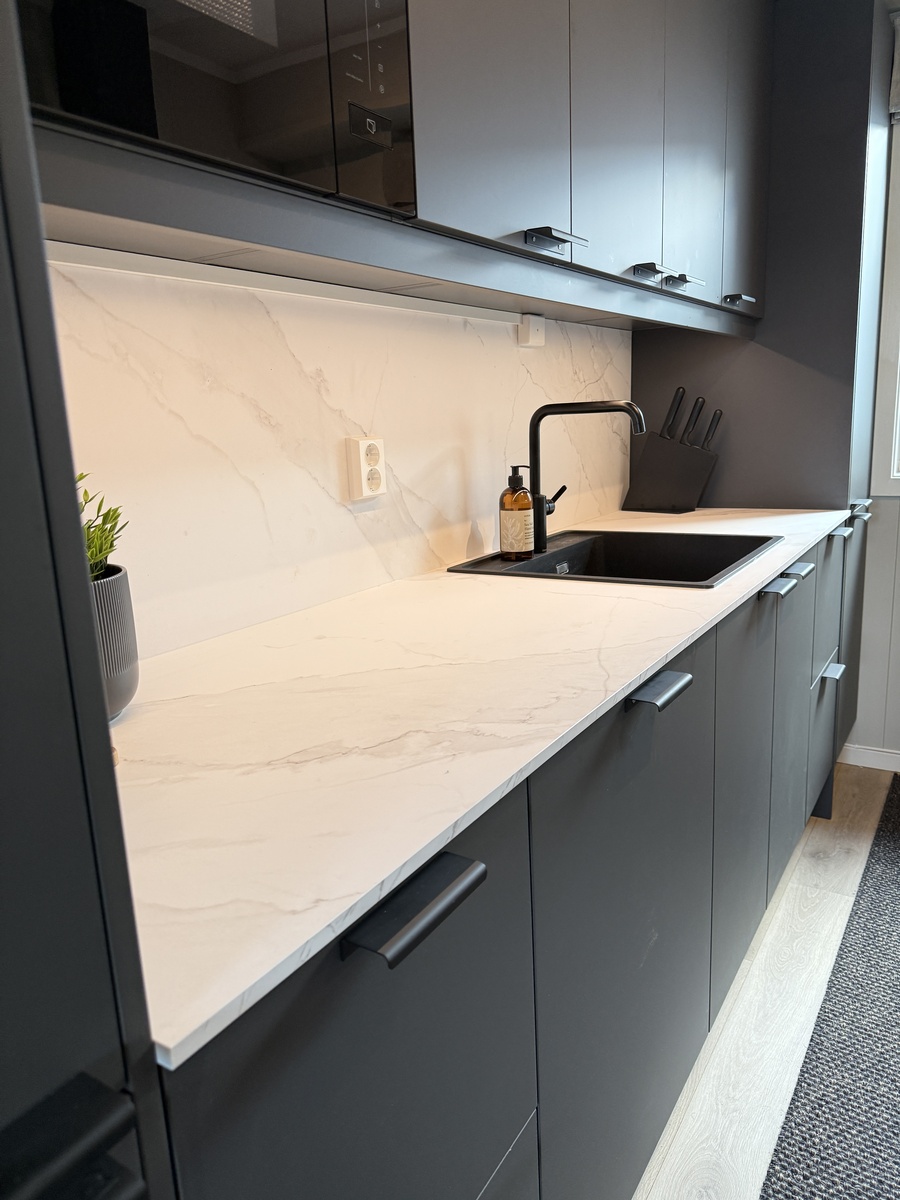Nytt kjøkken med marmor benkeplate