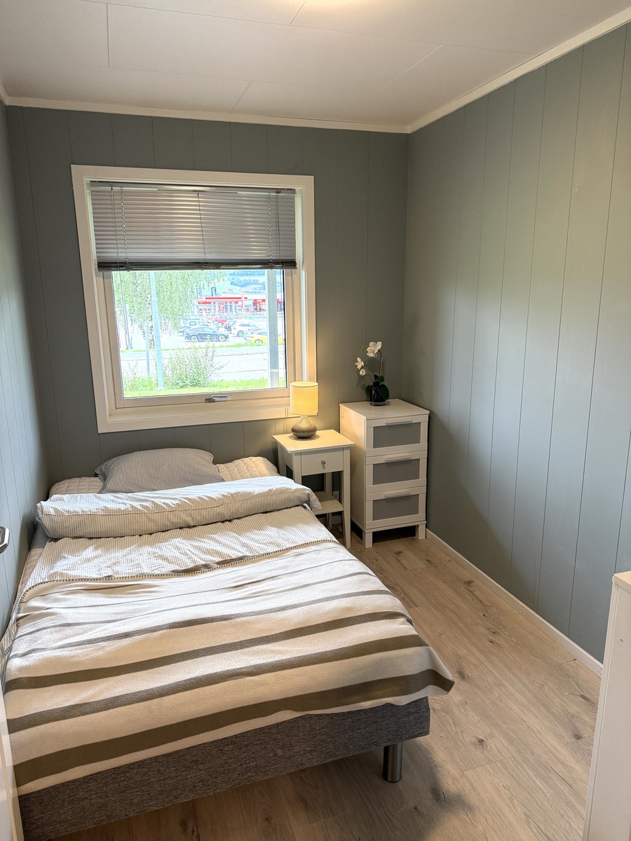 Møblert soverom med seng og kommode