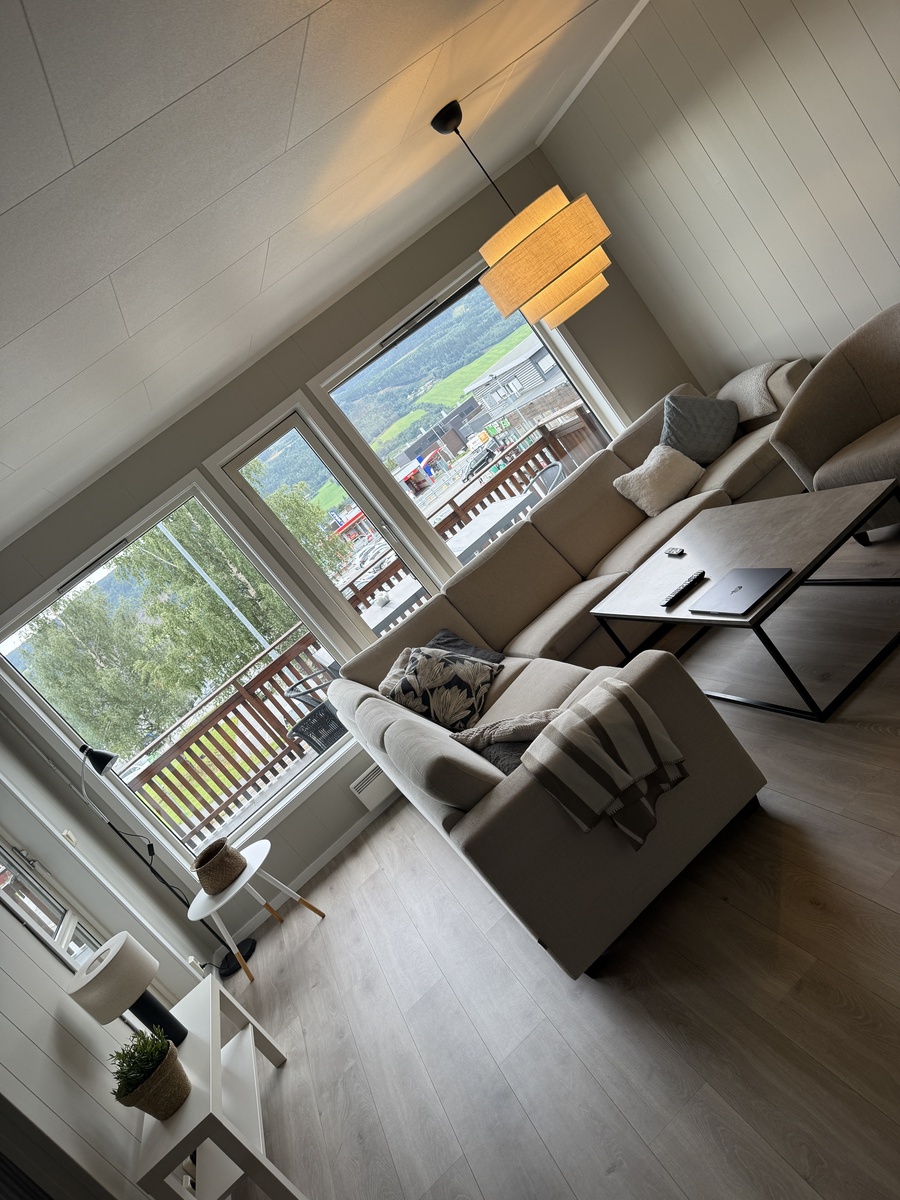 Lys stue med utsikt mot Lillehammer