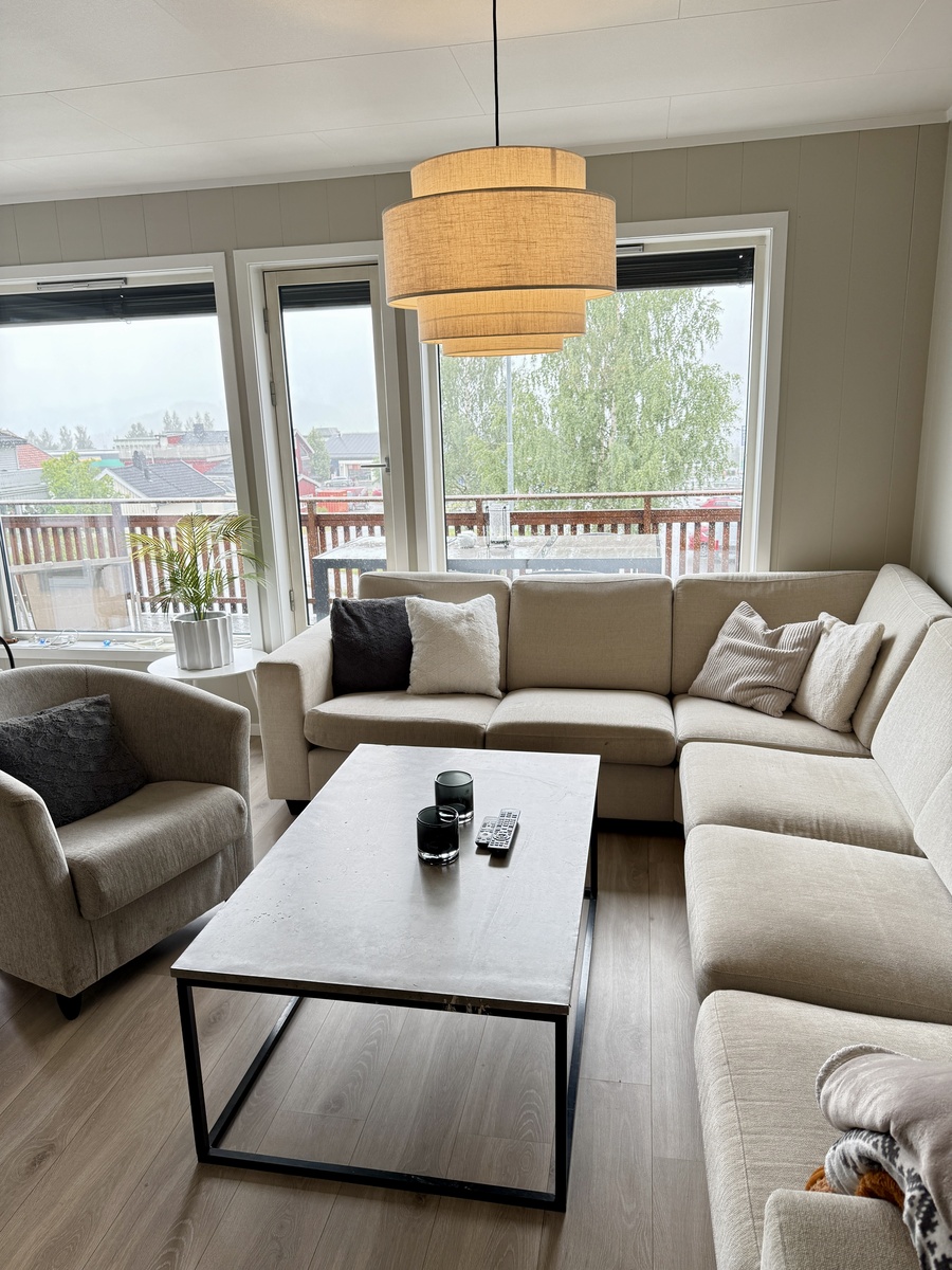 Romslig fellesstue med sofagruppe