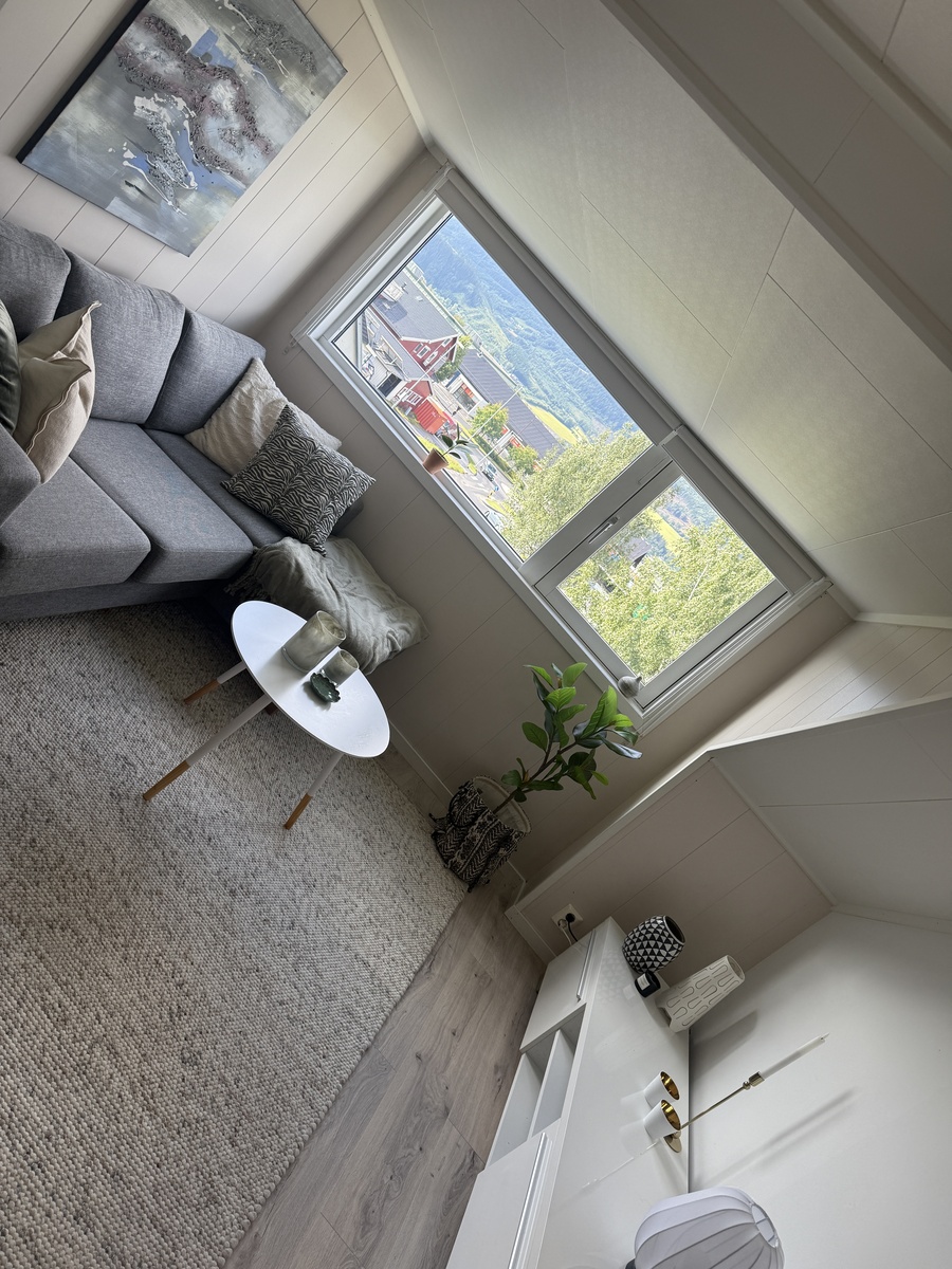 Soverom med sittegruppe og utsikt mot fjellene