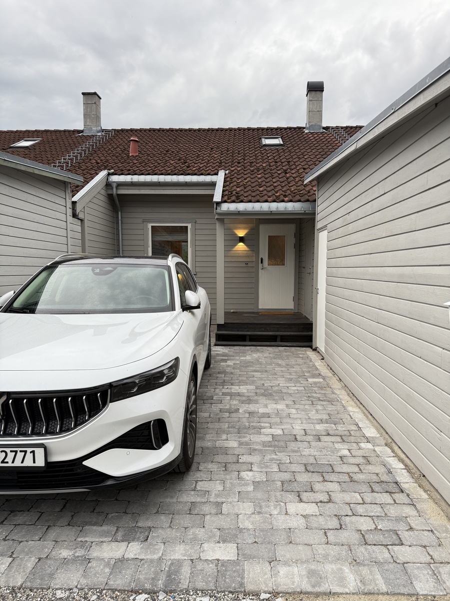 Inngangsparti og parkering ved Smestadenga 12