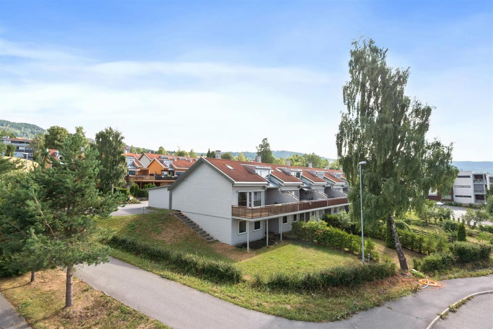 Bofellesskapet sett fra siden med hage og uteområde